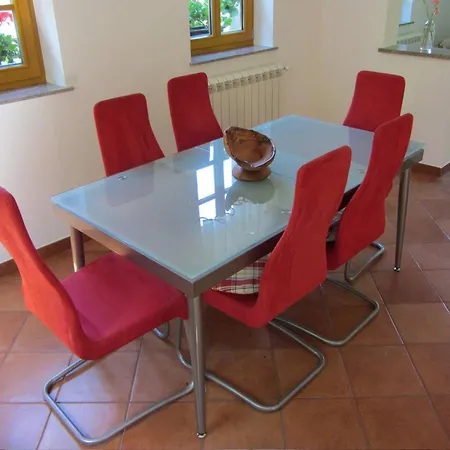 Geraeumiges Inmitten Der By Interhome بيت للعطل *