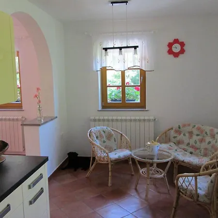 Geraeumiges Inmitten Der By Interhome بيت للعطل Dolenja Trebusa